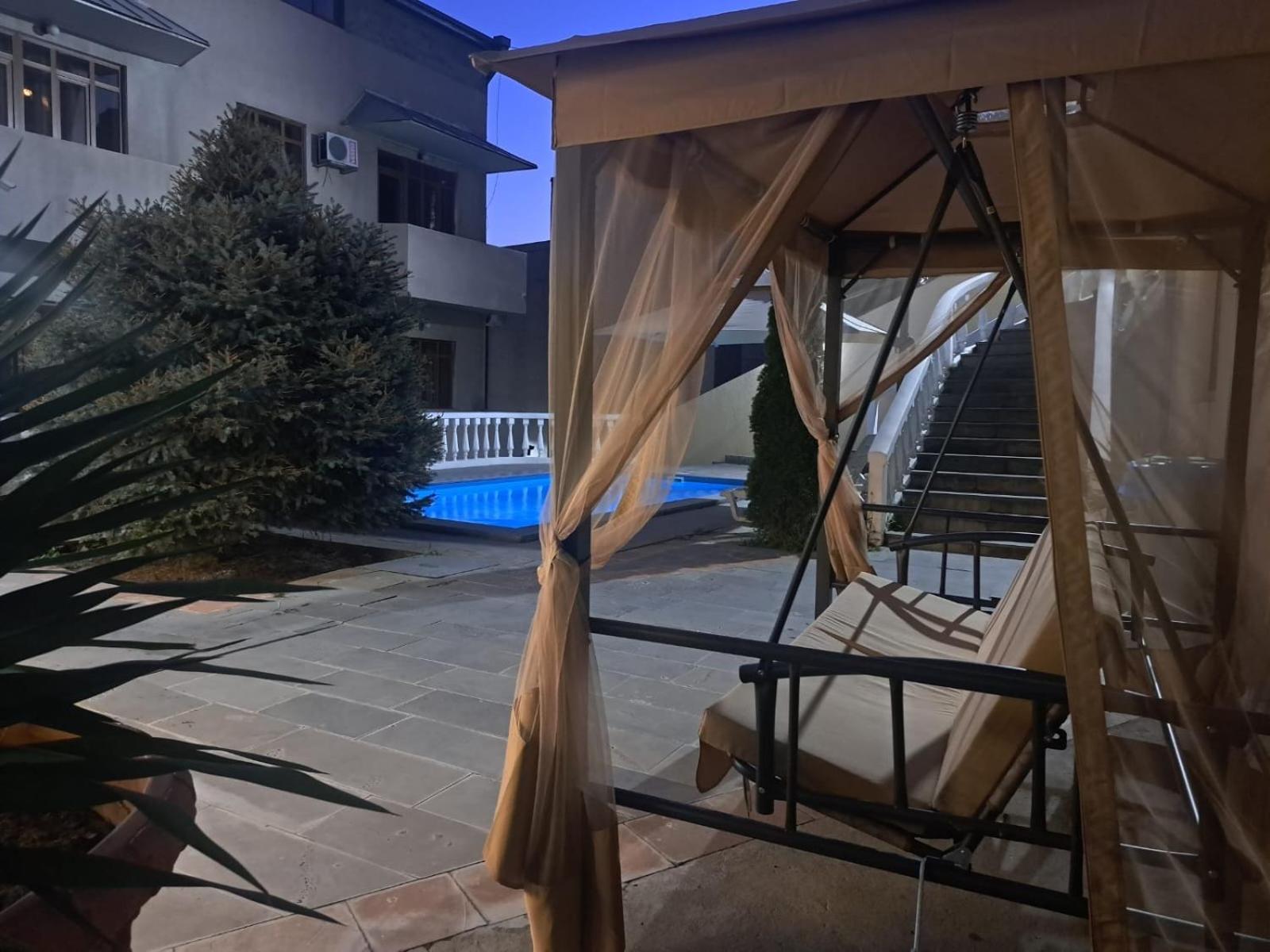 Capital Hotel Erivan Exterior foto