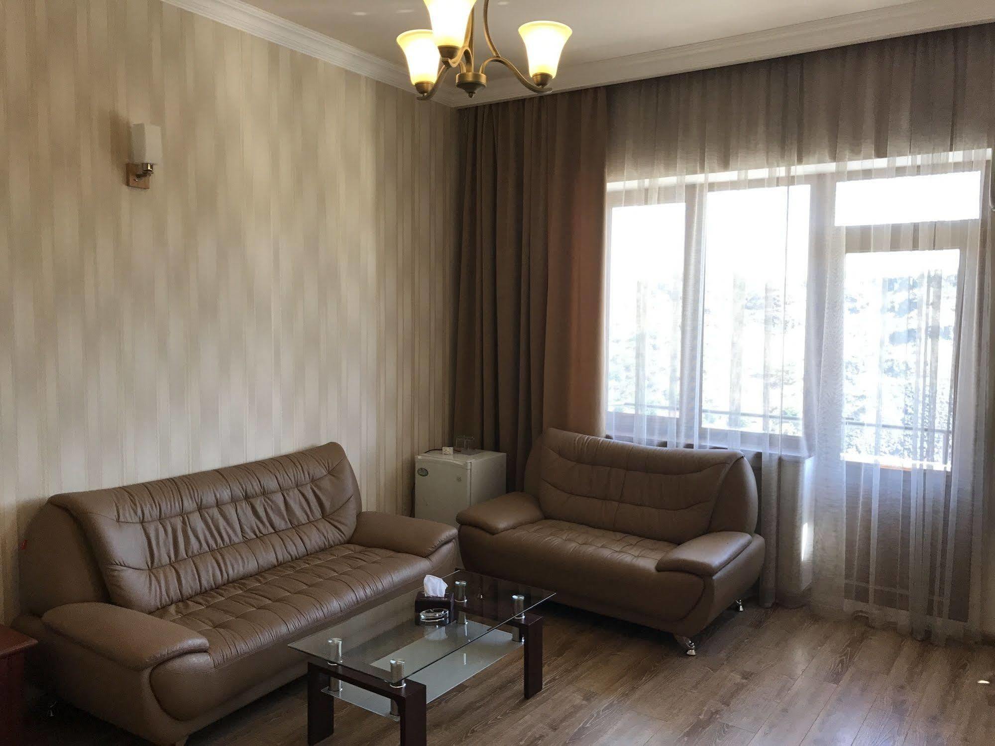 Capital Hotel Erivan Exterior foto
