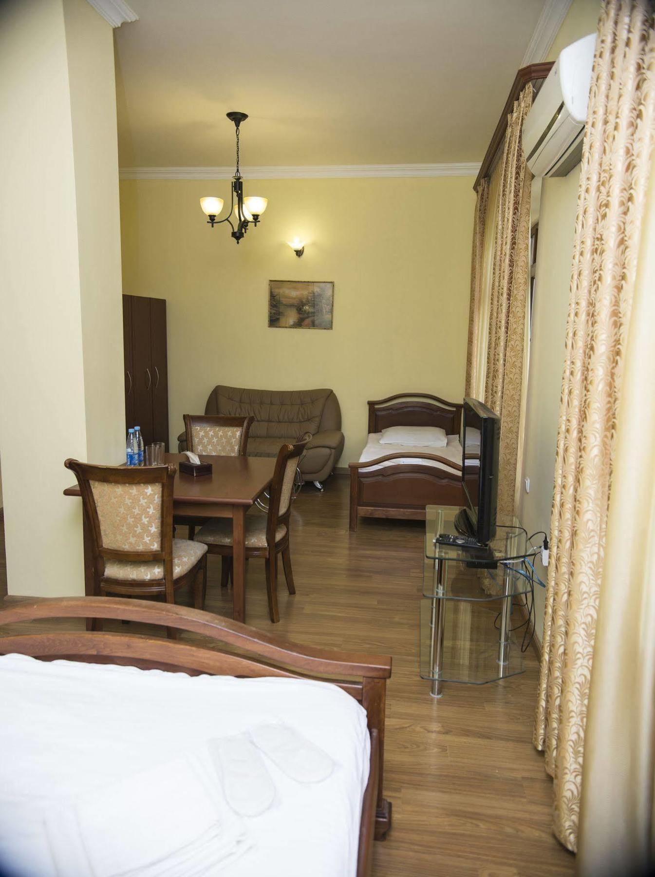 Capital Hotel Erivan Exterior foto