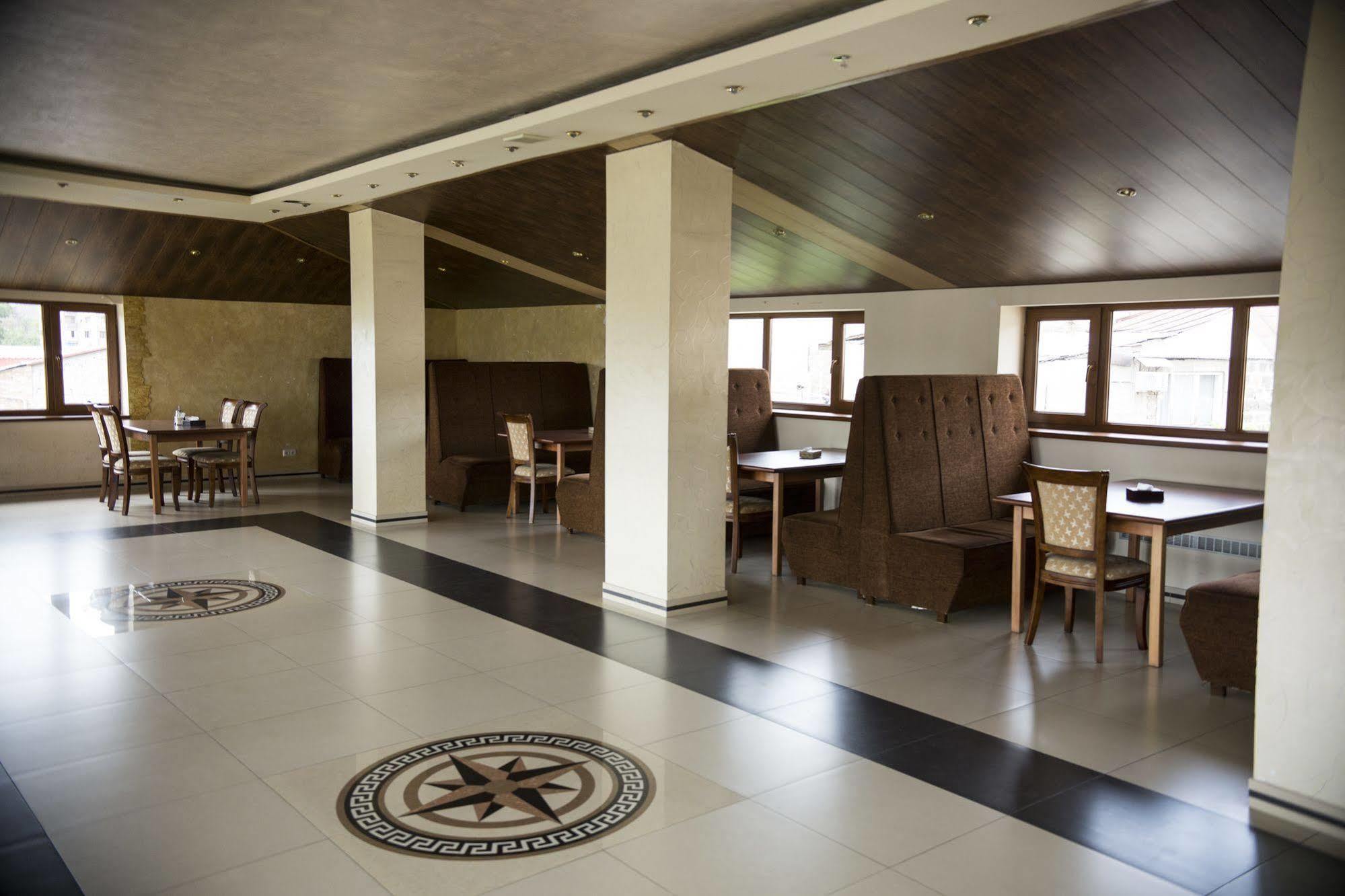 Capital Hotel Erivan Exterior foto